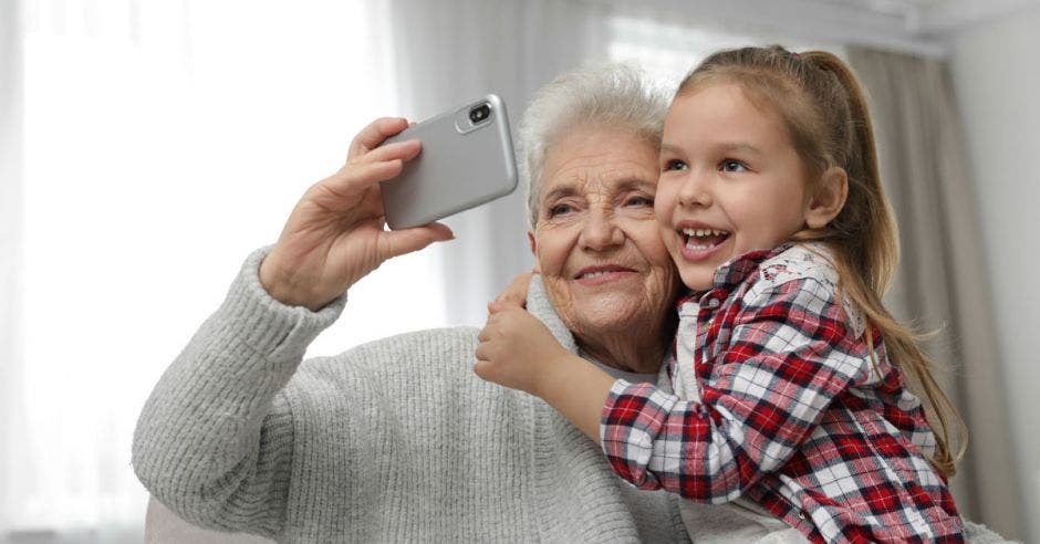 Una mujer adulta mayor se toma una selfie con su nieta