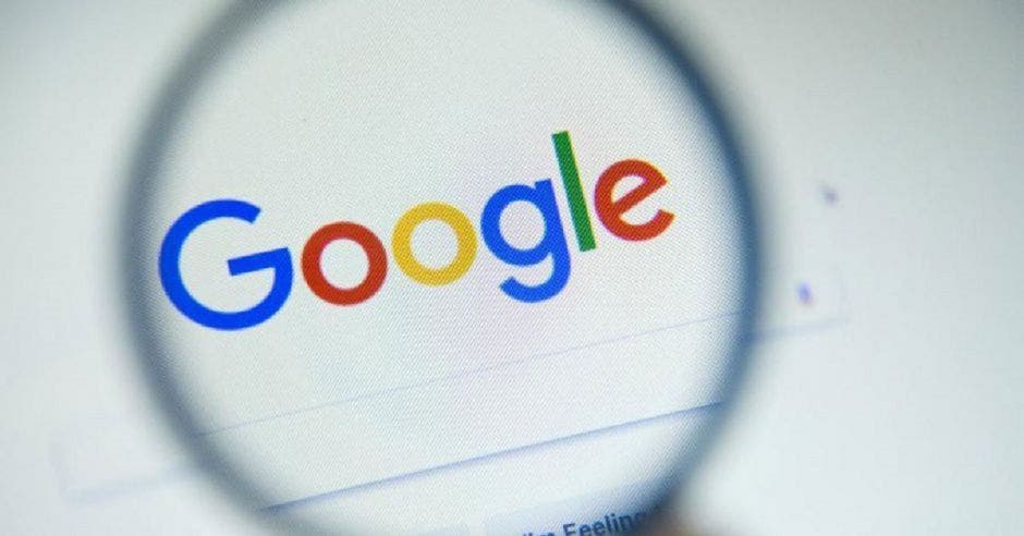 Lupa se posa sobre el logo del buscador Google