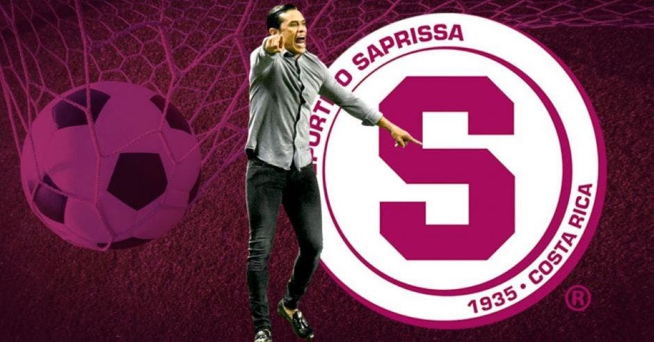 Walter Centeno frente al escudo del Deportivo Saprissa