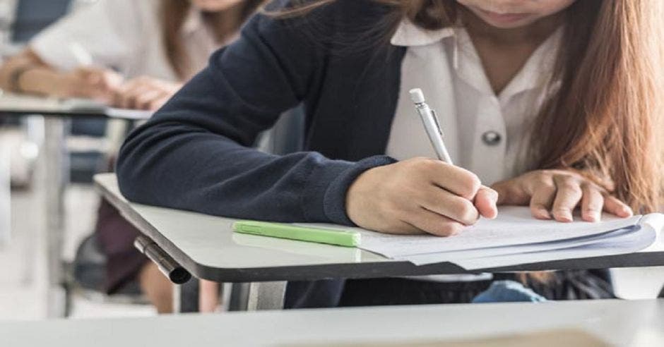 Joven escribiendo y tomando nota durante clases