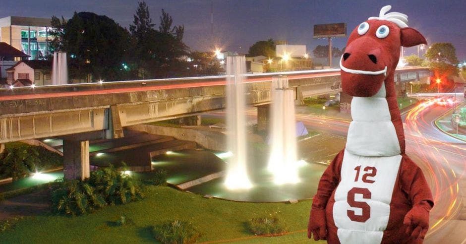 Mascota del Saprissa frente a la fuente de la Hispanidad