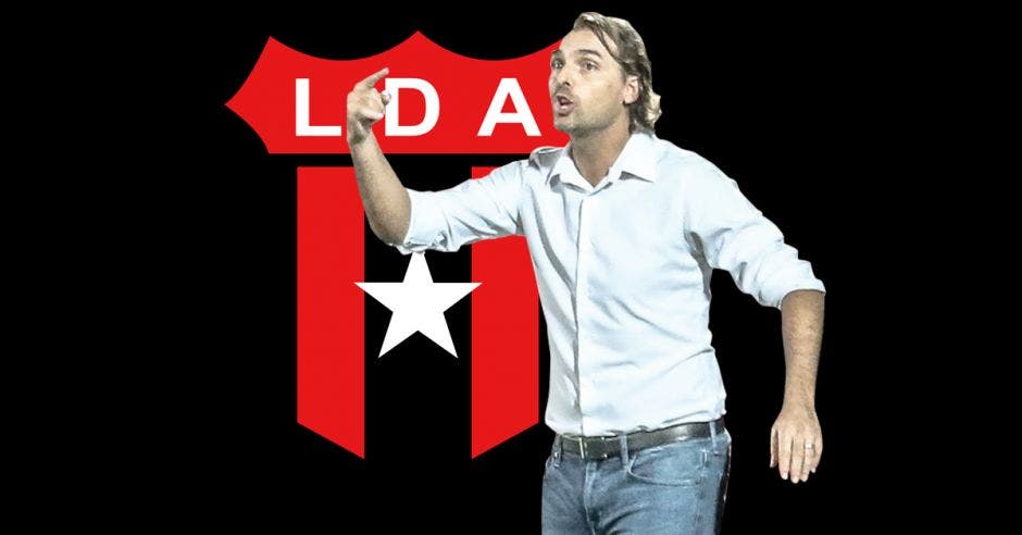 Andrés Carevic, frente al escudo de LDA