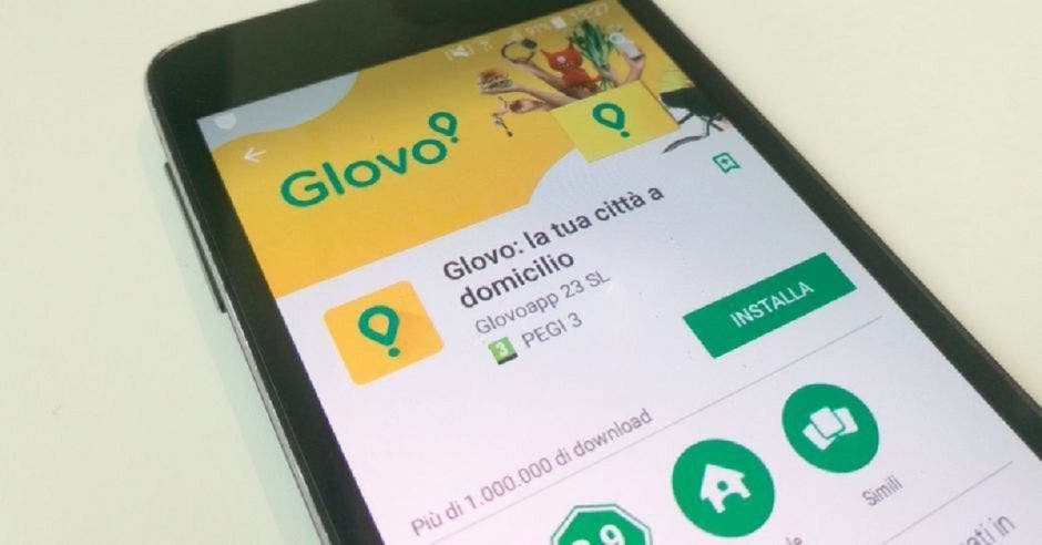 Celular con aplicación Glovo abierta