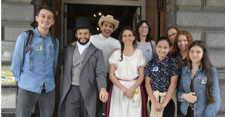 Actores y público del Teatro Nacional