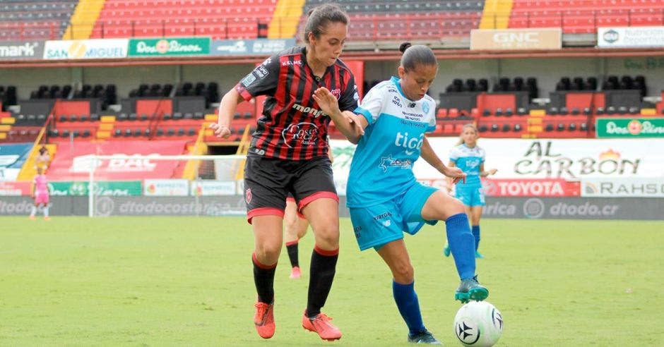 Dos mujeres jugando fútbol