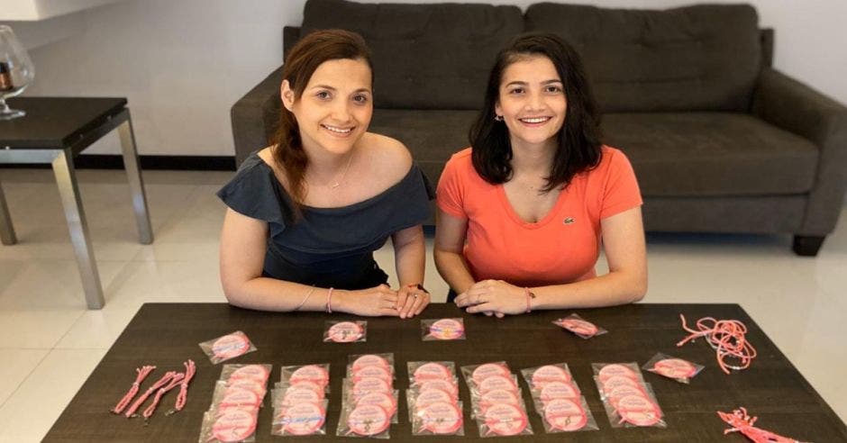 Emprendedoras juntas presentan sus pulseras sobre una mesa