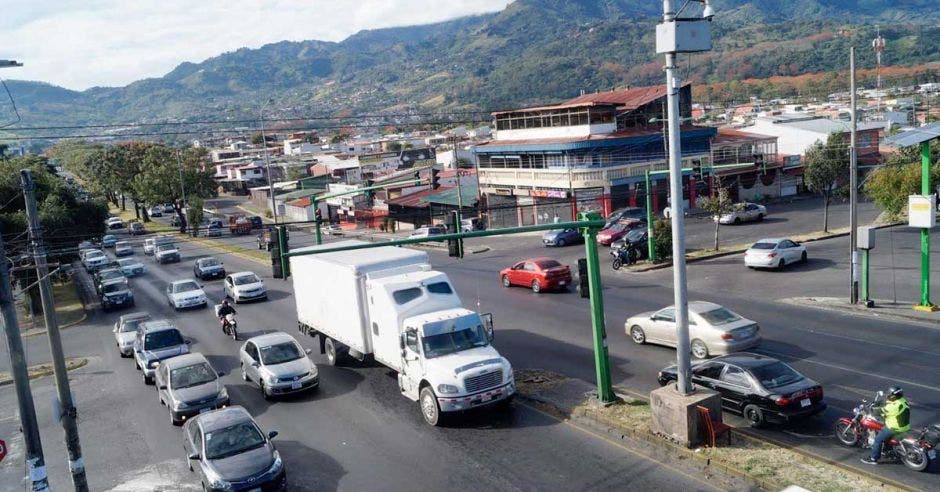 Fila de carros en el semáforo de Hatillo 6