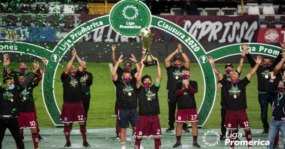 celebracion saprissistas levantando el trofeo