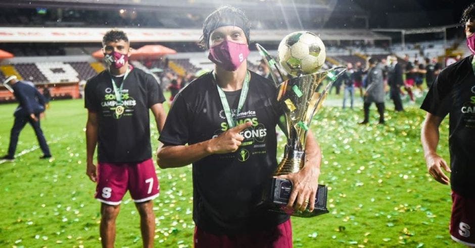 Jugador de Saprissa posa con el campeonato