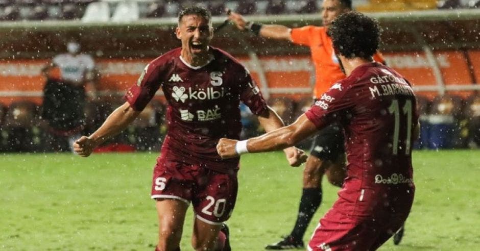 mariano torres celebra su gol