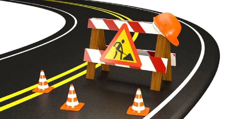 Signo de obras viales en carretera y conos