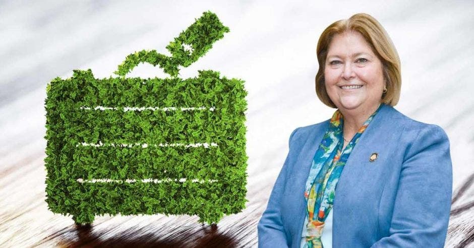 Ministra de Turismo con fondo de árbol con hojas