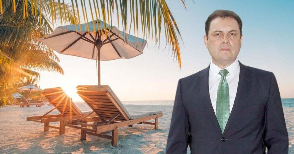 Carlos Ricardo Benavides en una playa con una silla de fondo