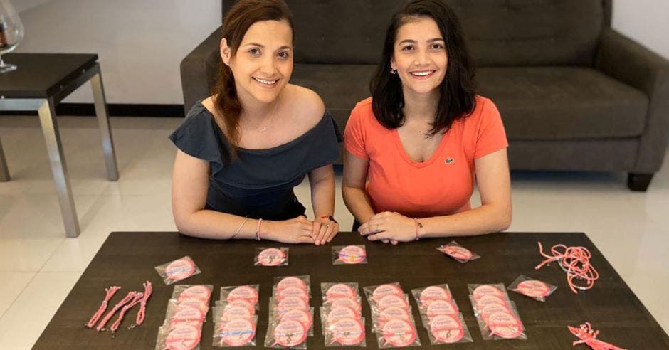 Emprendedoras sentadas en una mesa con pulseras