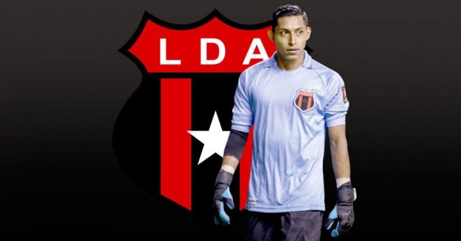 Adonis Pineda con escudo de Alajuelense de fondo