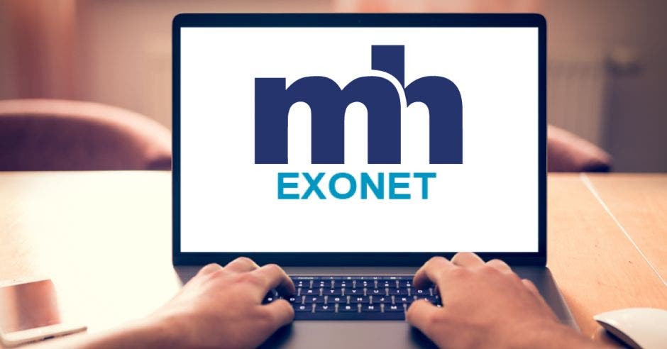 Hombre utiliza teclado de laptop en sistema Exonet