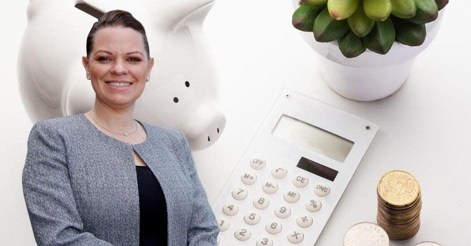 Mujer con una computadora y planta de fondo