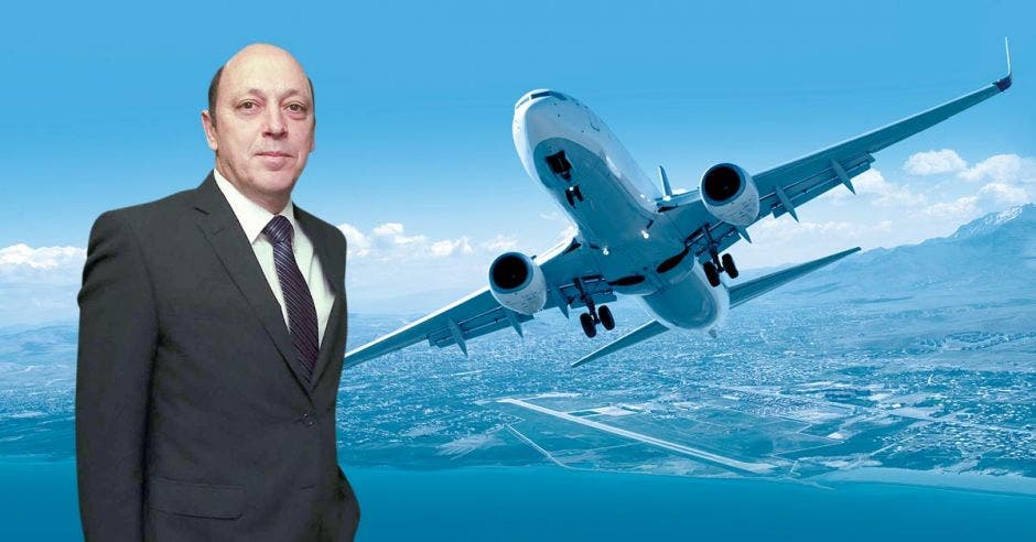 Un hombre de saco y corbata posa junto a un avión