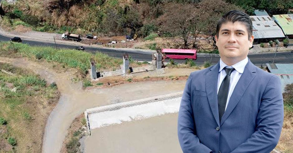 Un arte del presidente Carlos Alvarado con el puente de fondo