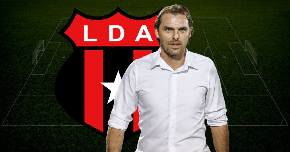 Andrés Carevic, frente a escudo de Alajuelense