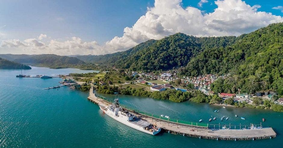 Foto panorámica del muelle de Golfito