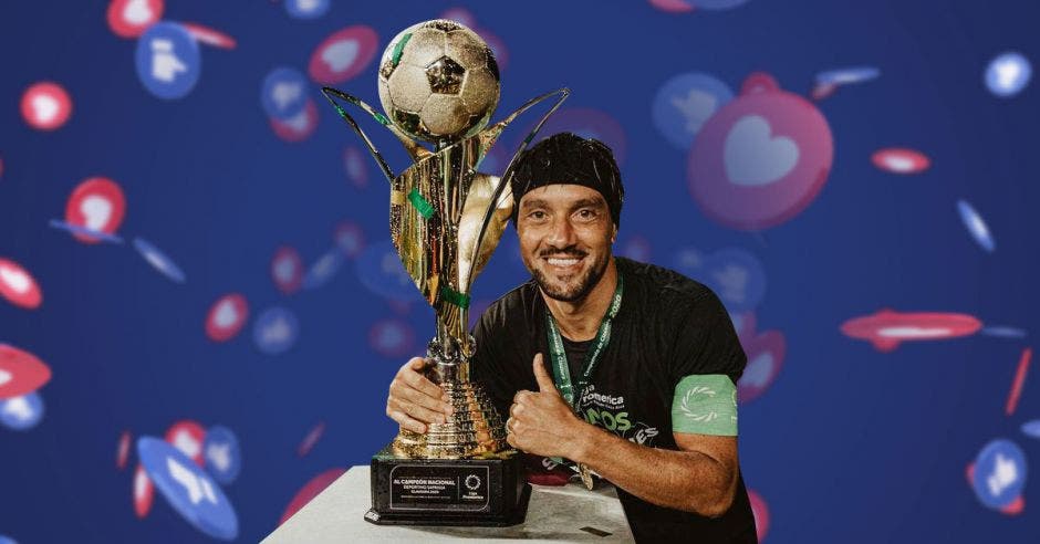 Jugador posa con un trofeo