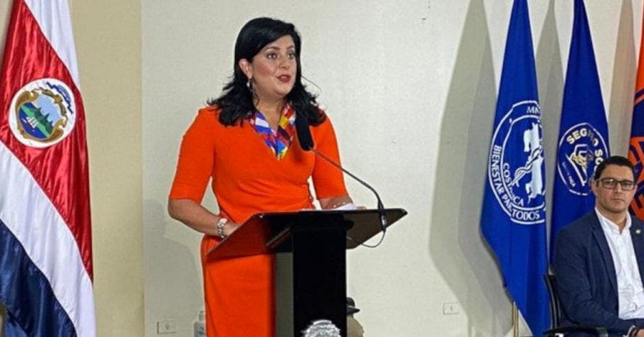 Pilar Garrido, ministra de planificación en plena conferencia de prensa