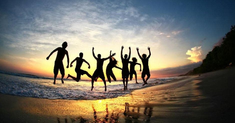 Personas celebrando en una playa