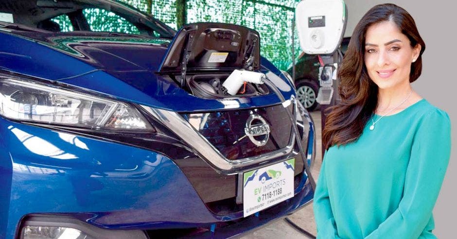 heidi avalos posa junto a autos eléctricos