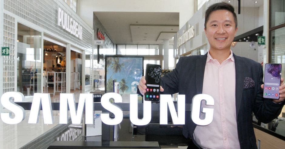 Johnny Mou posa frente a logotipo de Samsung