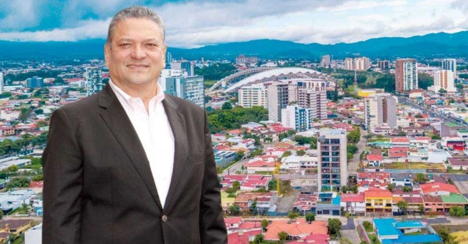 José, Johnny Araya, alcalde capitalino frente a foto de la ciudad.