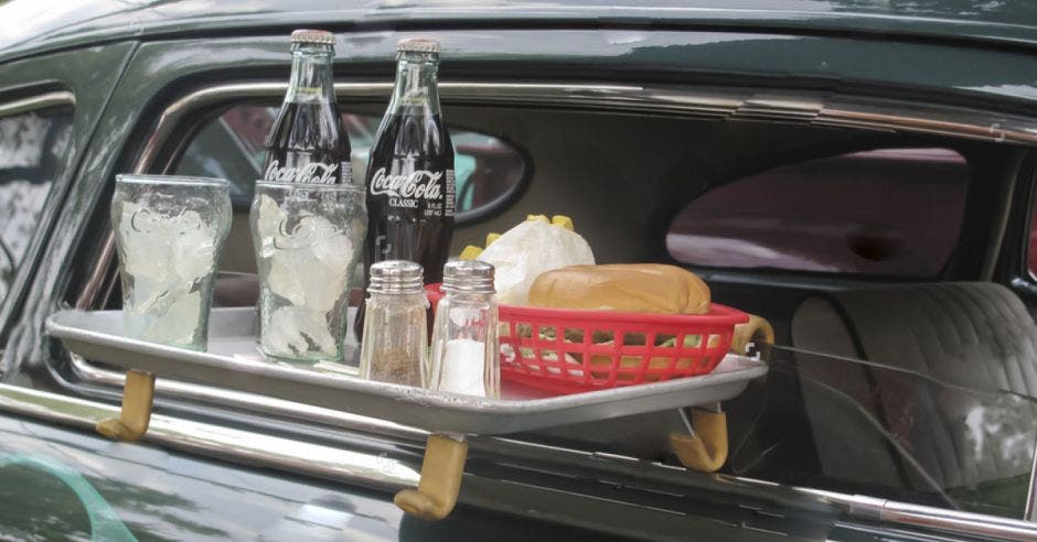 Bandeja con alimentos en ventana del carro