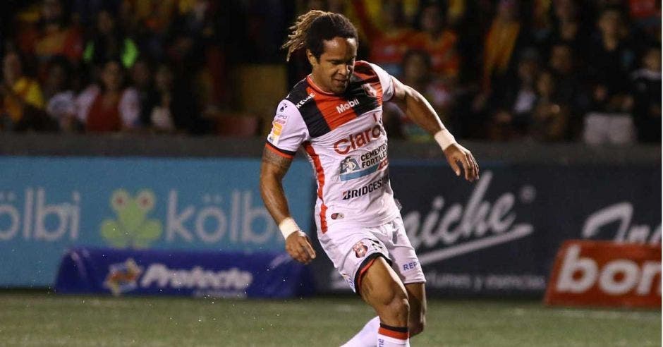 Jonathan McDonald en el uniforme blanco de Alajuelense