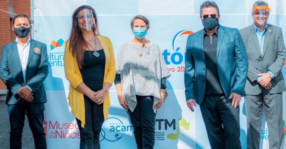 Grupo de personas con mascarilla