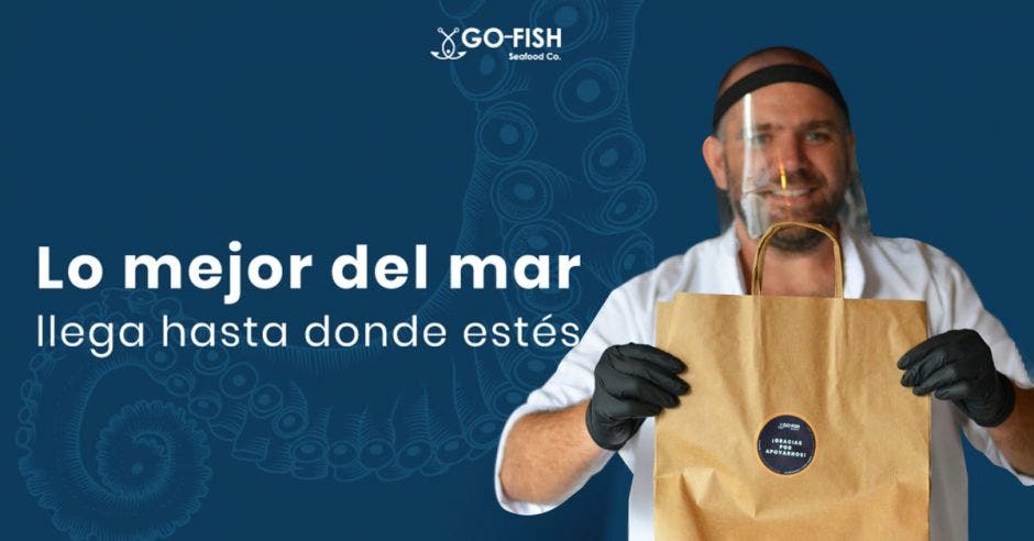 Hombre con bolsa de Go Fish