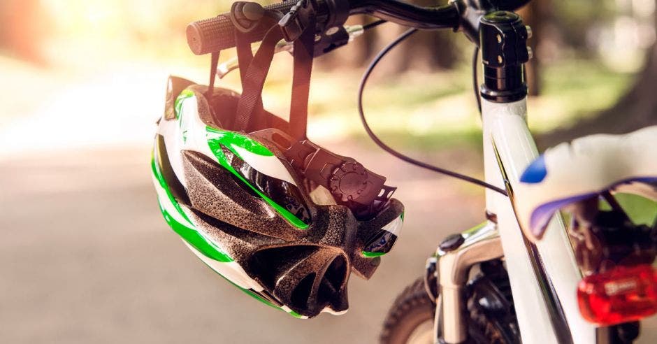 Bicicleta estacionada con casco con casco en manivela