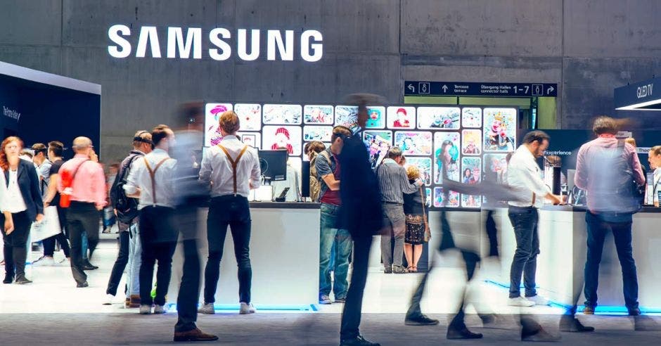 Personas frente a puesto de Samsung