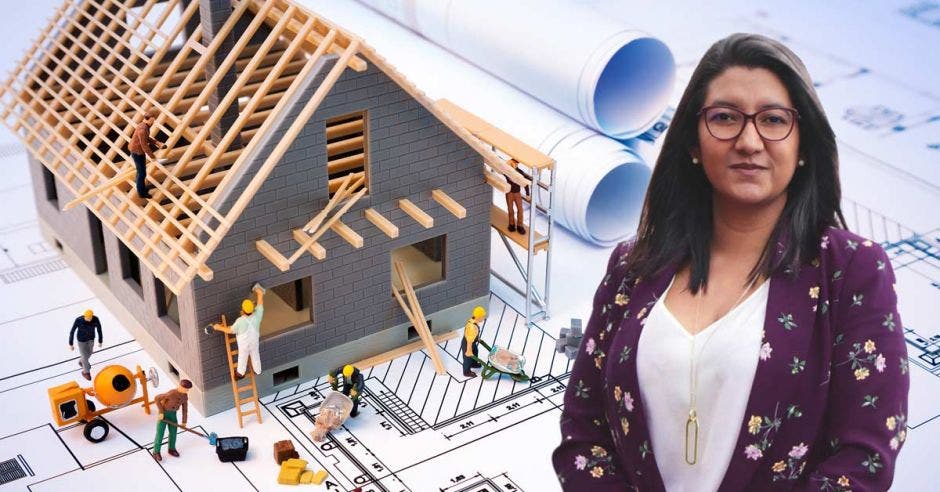 Alejandra Morice, presidenta del CFIA con fondo de render de casa en construcción