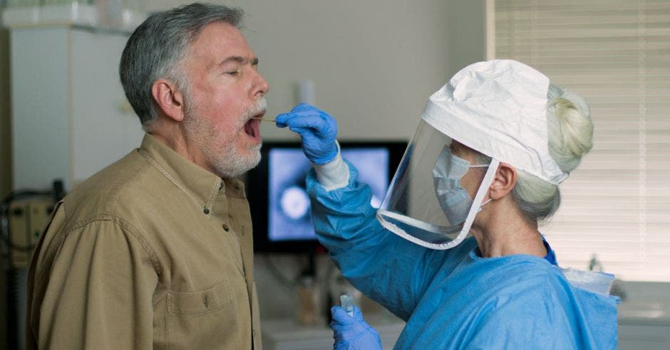 Mujer realizando prueba Covid a un hombre