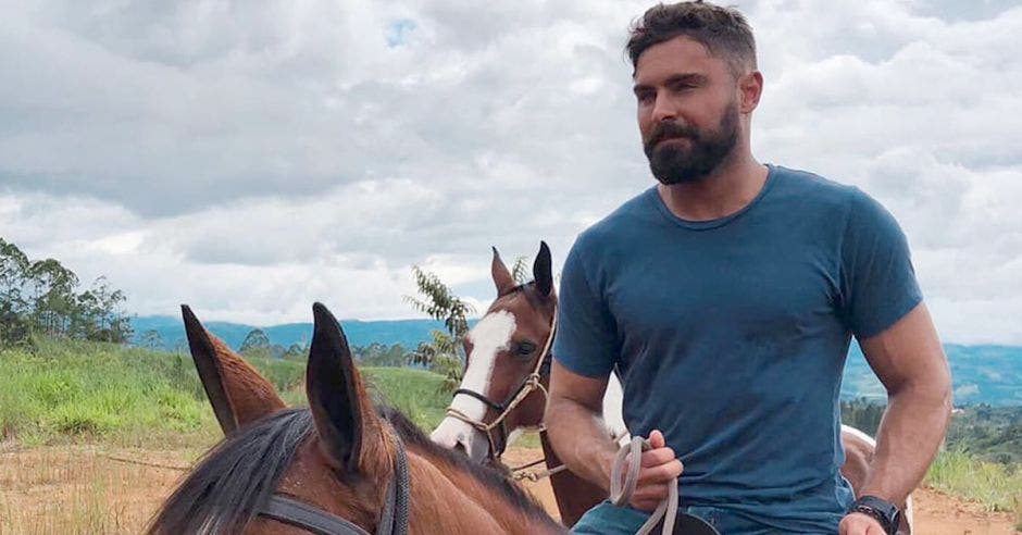 Zac Efron ENCIMA de un caballo