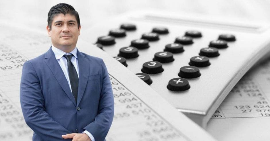 Carlos Alvarado, presidente de la República frente arte de calculadora