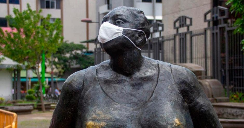 Estatua "la gorda", ubicada en el centro de San José con mascarilla