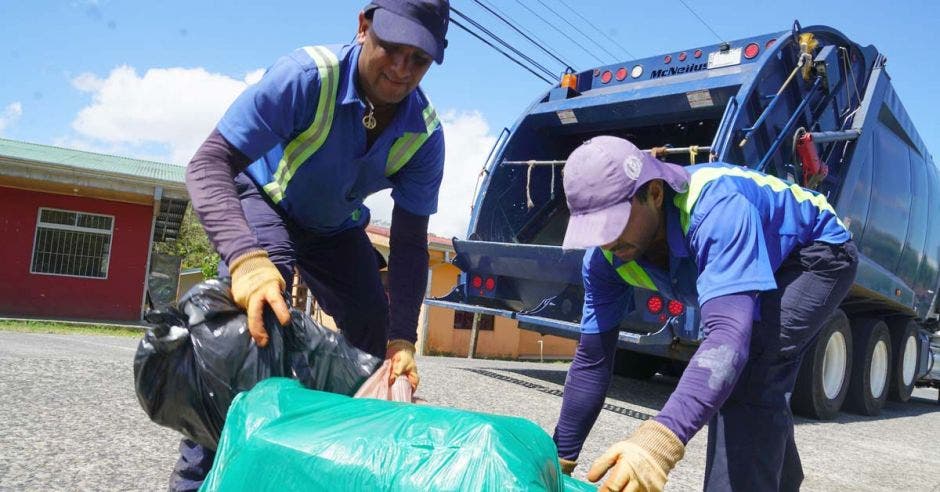 Personas recogiendo desechos