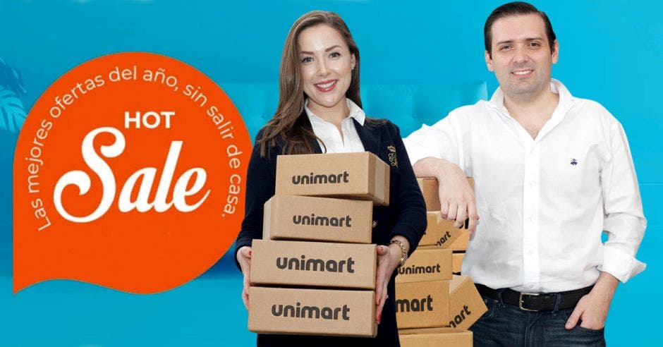 Hombre y mujer posan con productos de Unimart.com