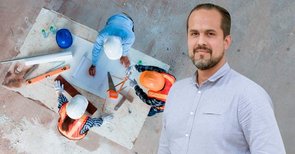 Esteban Acón, presidente de la Cámara de la Construcción, con un arte de fondo de ingenieros diseñando un proyecto