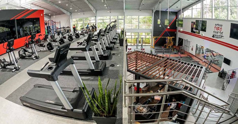 Gimnasio biomecánico con varias bicicletas para hacer spinning