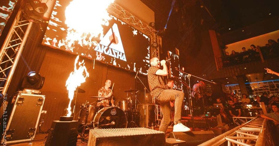 Akasha en presentación con fuego