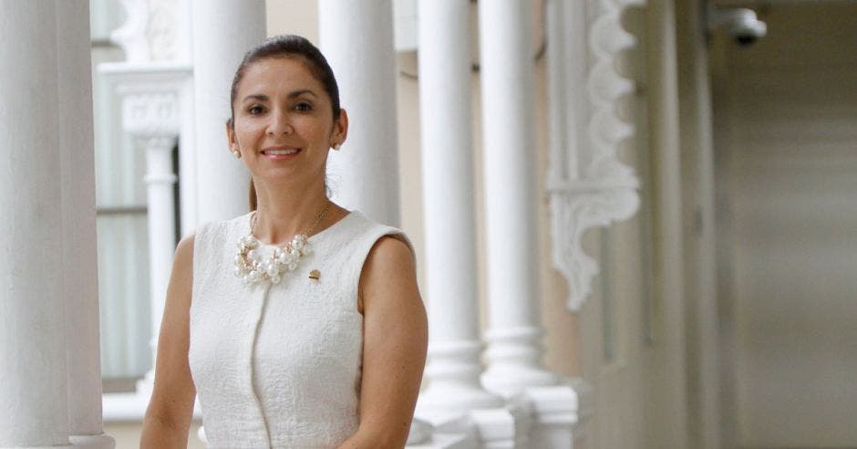 Mujer vestida de blanco