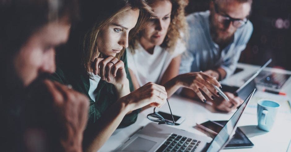 Personas unidas viendo algo