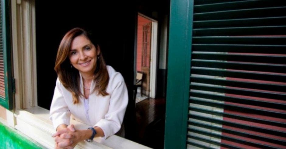 Silvia Hernández, diputada de Liberación posando fuera de una ventana